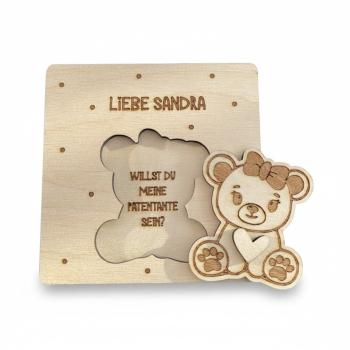 Quadratische Holzkarte aus Birkensperrholz mit herausnehmbarem Tiermotiv und individueller Namensgravur